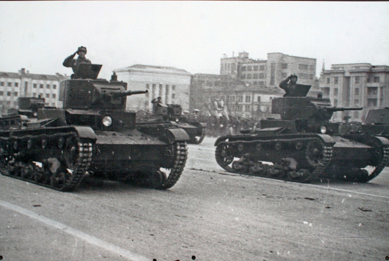 Фото: Легкие танки Т-26 на параде 7 ноября 1941 года в городе Куйбышеве Фото: Легкие танки Т-26 на параде 7 ноября 1941 года в городе Куйбышеве