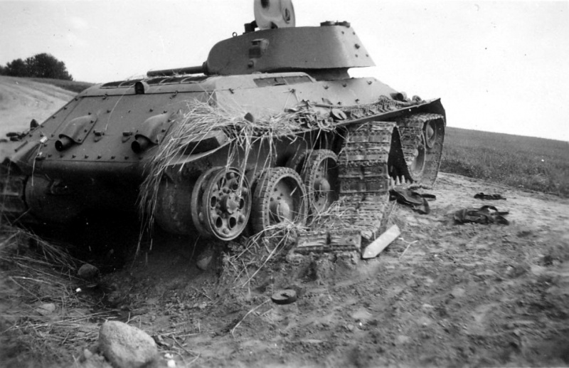 Фото: Брошенный экипажем советский танк Т-34 с разорванной гусеницей Фото: Брошенный экипажем советский танк Т-34 с разорванной гусеницей
