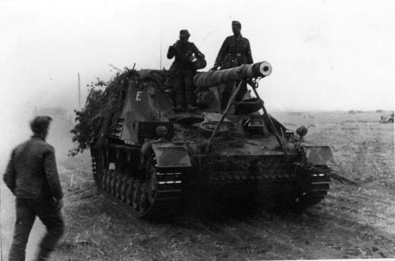 Фото: Немецкая 150-мм самоходная тяжелая полевая гаубица Sd.Kfz. 165 «Хуммель» во время марша Фото: Немецкая 150-мм самоходная тяжелая полевая гаубица Sd.Kfz. 165 «Хуммель» во время марша