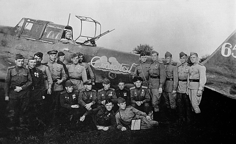 Фото: Летчики 187-го ГШАП у штурмовика Ил-2, построенного на средства трудящихся Смоленска Фото: Летчики 187-го ГШАП у штурмовика Ил-2, построенного на средства трудящихся Смоленска