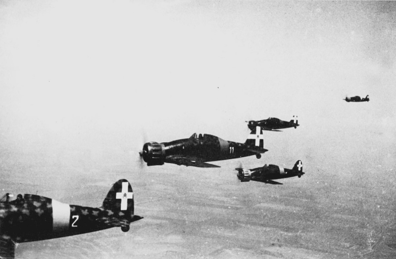 Фото: Истребители Macchi MC.200 «Saetta» 22-й группы итальянских ВВС в полете над Украиной Фото: Истребители Macchi MC.200 «Saetta» 22-й группы итальянских ВВС в полете над Украиной