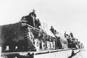 Эшелон с танками Т-40 перед отправлением из Москвы на фронт