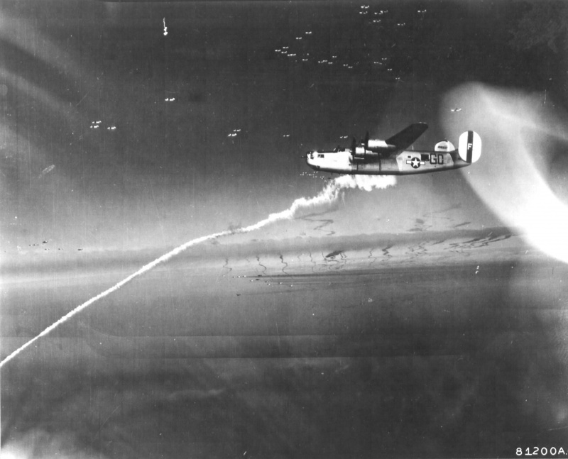 Фото: Американский бомбардировщик B-24M «Либерейтор» во время налета на Цоссен Фото: Американский бомбардировщик B-24M «Либерейтор» во время налета на Цоссен