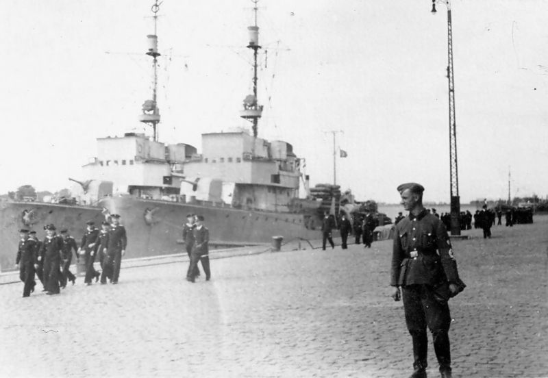 Немецкие тральщики охранных сил на Балтике, ошвартованные к причалу в порту Риги [4] — военное фото