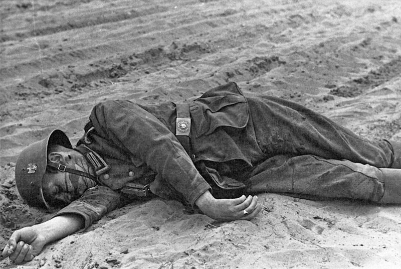 Убитый немецкий солдат на песчаной дороге у реки Буг — военное фото