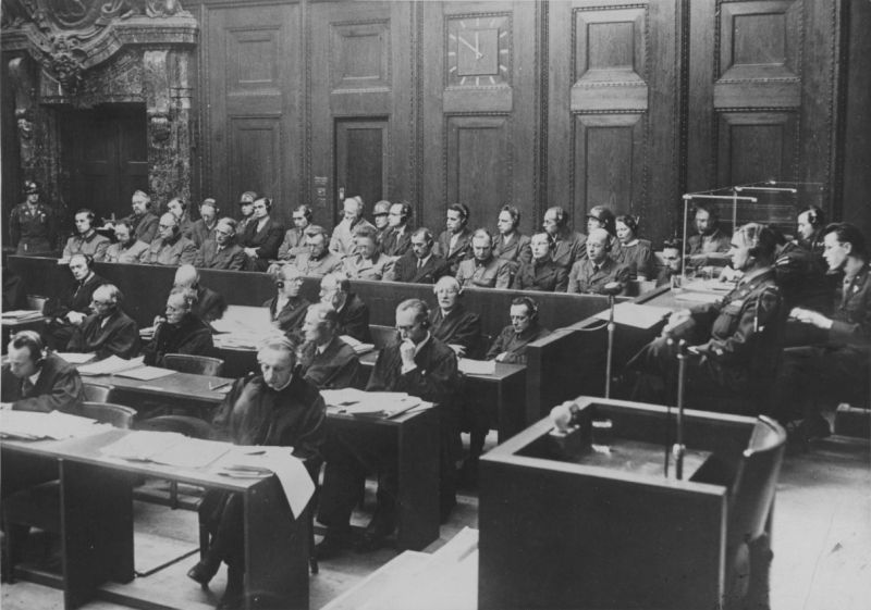 Обеденный стол обвиняемых на нюрнбергском процессе германия 1945 год