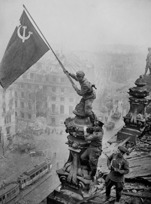 Знаменитую фотографию знамя победы над рейхстагом сделал фотограф