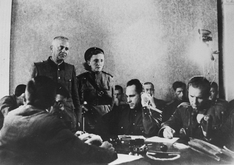Оберштурмфюрер СС А. Тернес дает показание польско-советской комиссии в  Люблине — военное фото