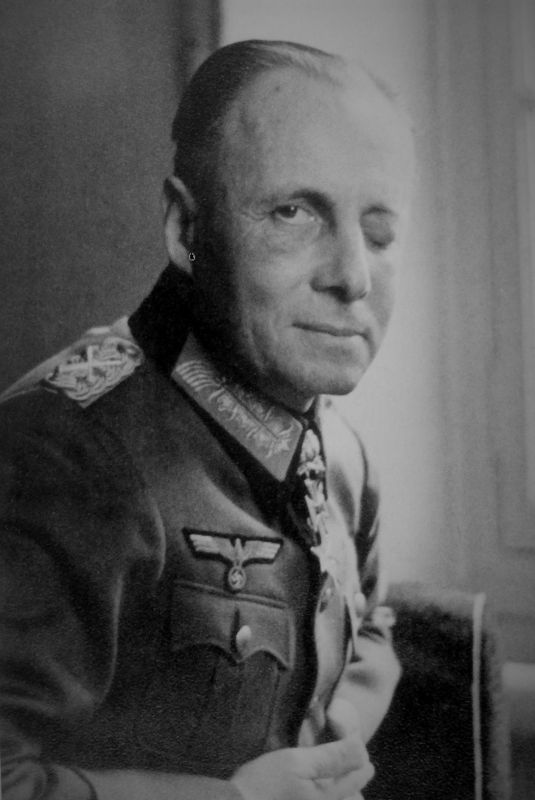 Генерал-фельдмаршал Эрвин Роммель во время лечения в госпитале .