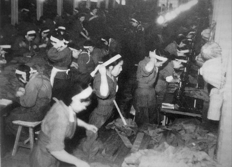 Японские студентки работают на швейной фабрике, выполняющей оборонный заказ — военное фото