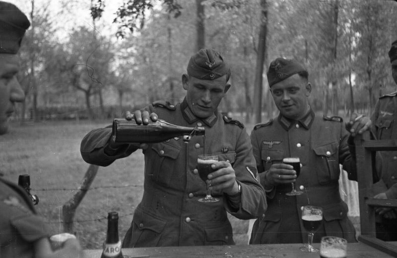 Немецкие военнослужащие за дегустацией пива — военное фото