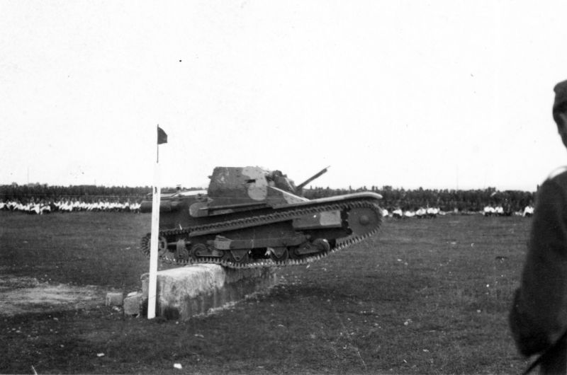 Венгерская танкетка 38М преодолевает препятствие в ходе учений .
