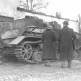 Пожилые немцы у танка Pz.Kpfw.IV, подбитого на улице в Оберкирхене Фото