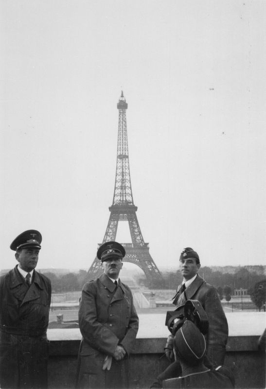 Фотка гитлера на фоне эйфелевой башни