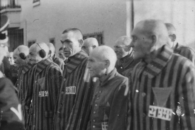 Заключенные концентрационного лагеря Заксенгаузен (Sachsenhausen) на построении. 12 августа 1938 г.