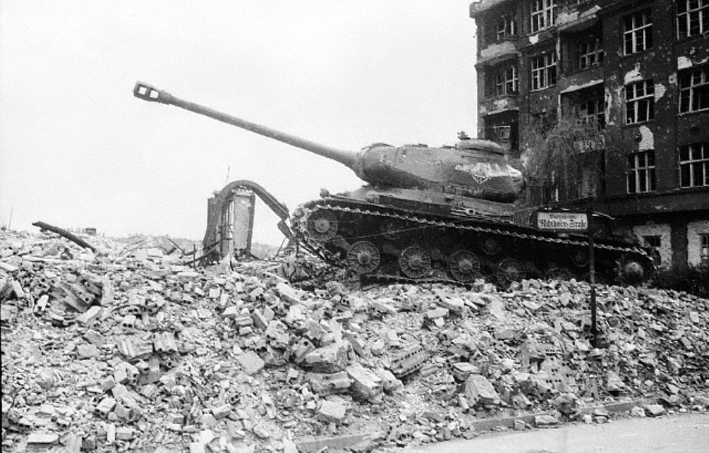 Немецкий ис. ИС-2 В Берлине. Танки ИС 2 В Берлине. Танк ИС 2 В бою. ИС-2 В Берлине 1945.