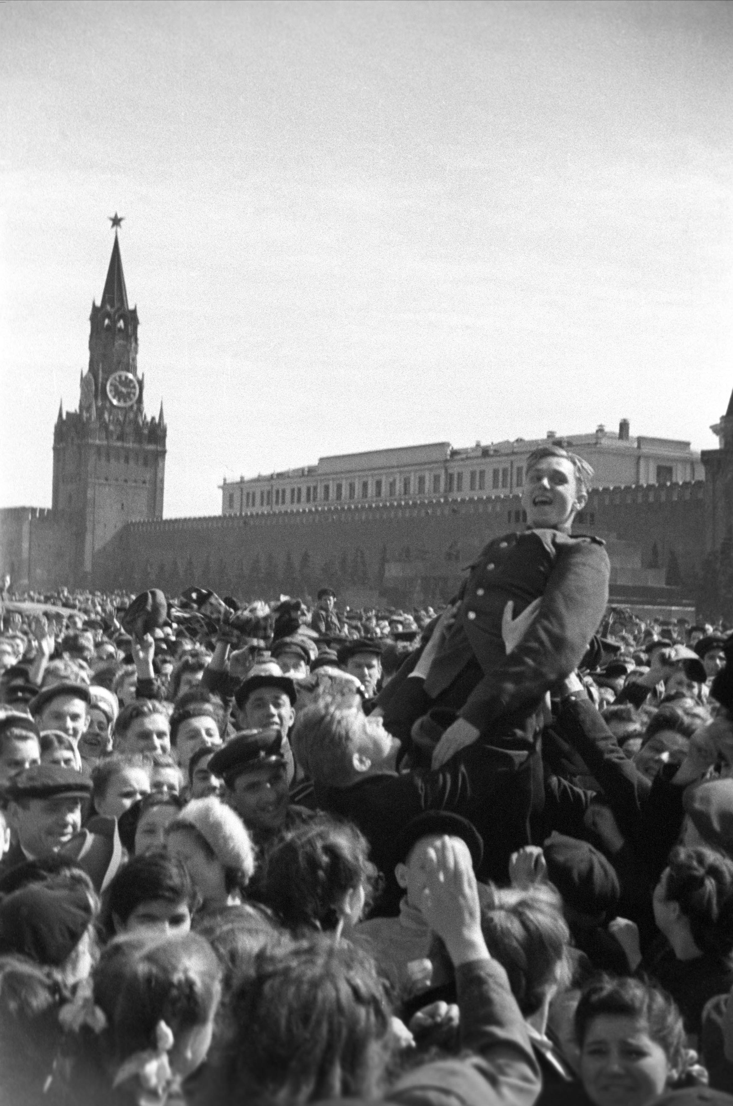 Салют Победы 1945 года на красной площади в Москве
