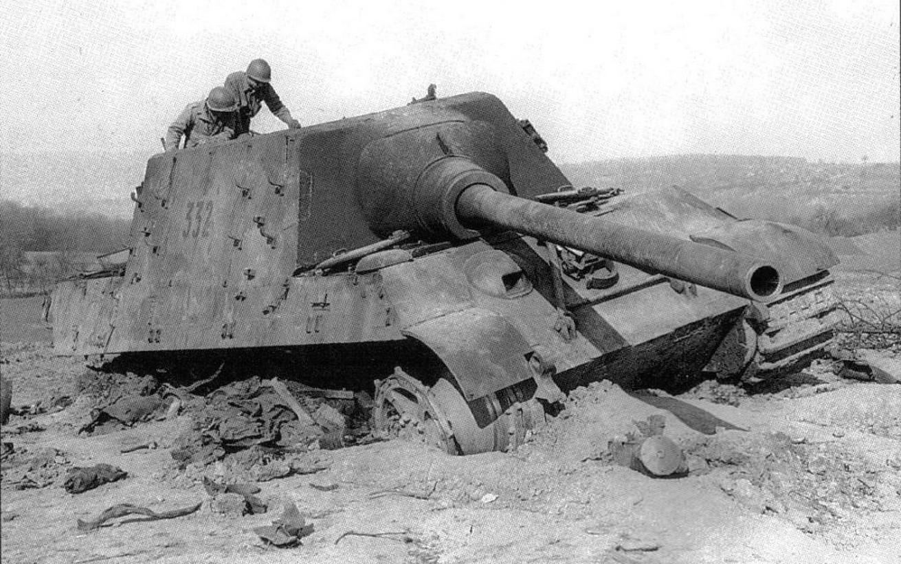Уничтоженная немецкая САУ «Ягдтигр» — военное фото