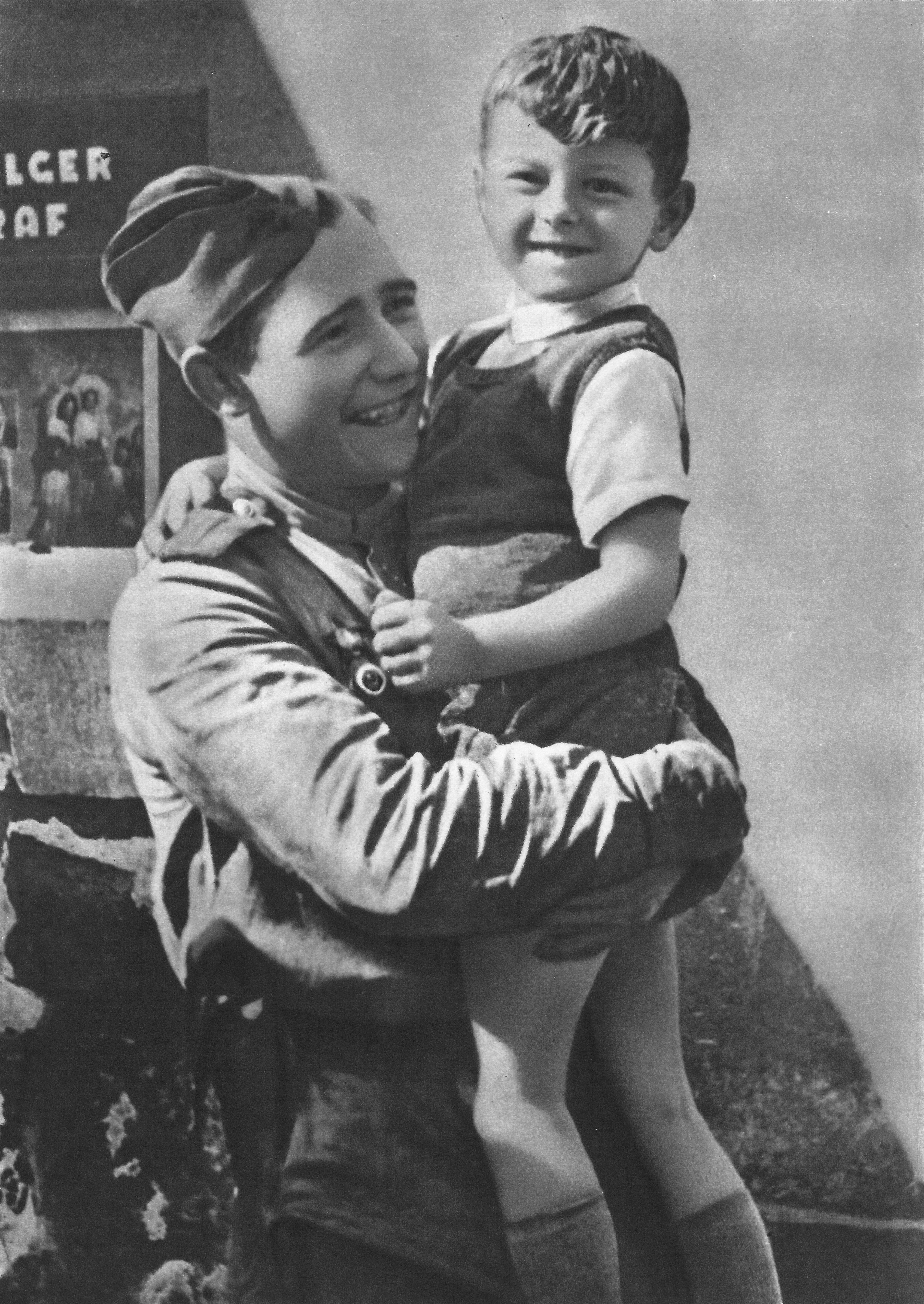 Семьи после войны. Встреча освободителей 1945. Советский солдат с ребенком. Дети 1945 года. Советский солдат с ребенком на руках.