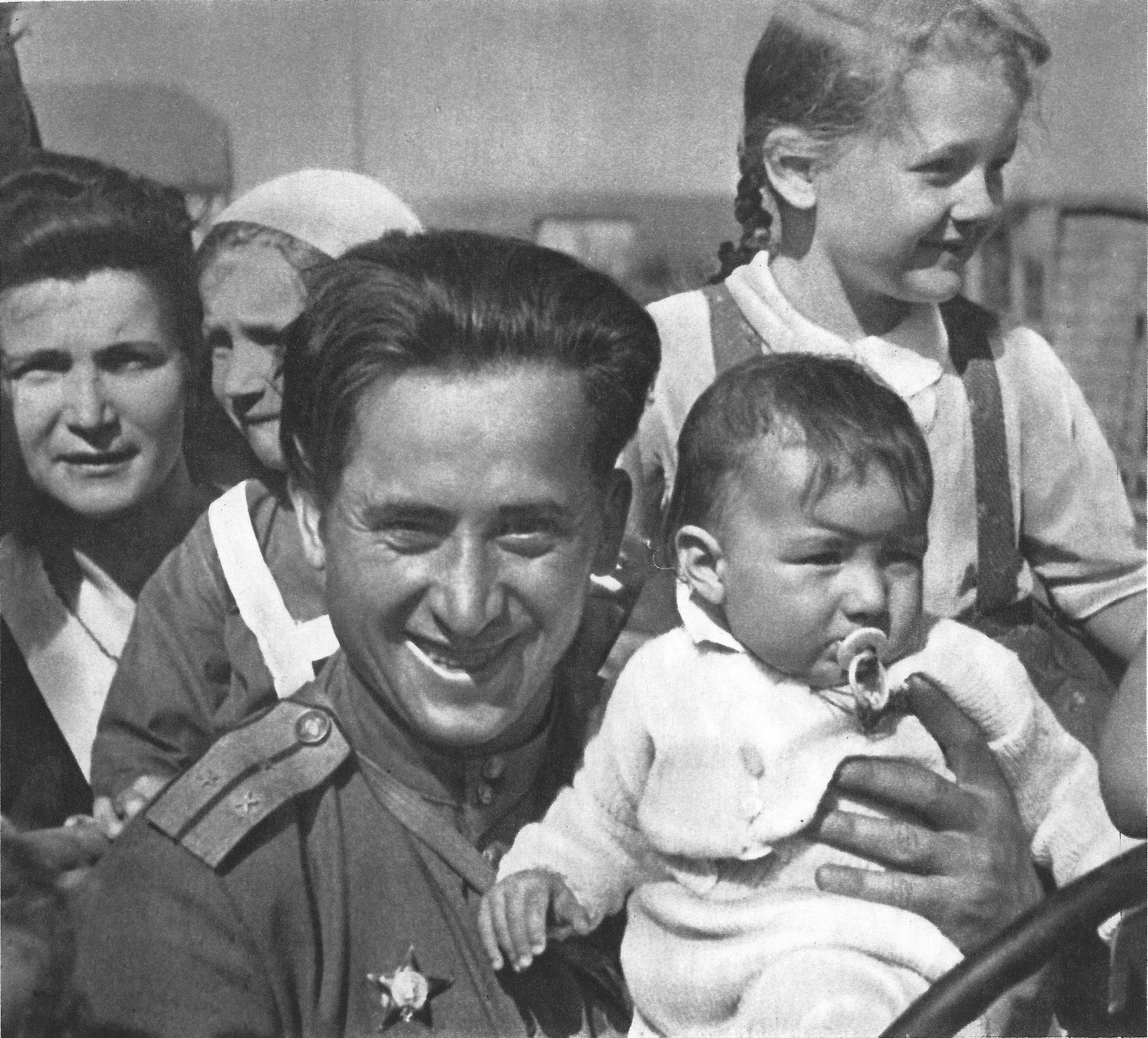 Семьи после войны. Встреча освободителей 1945. Дети 1945 года. Победа 1945 дети. Советский солдат с ребенком.