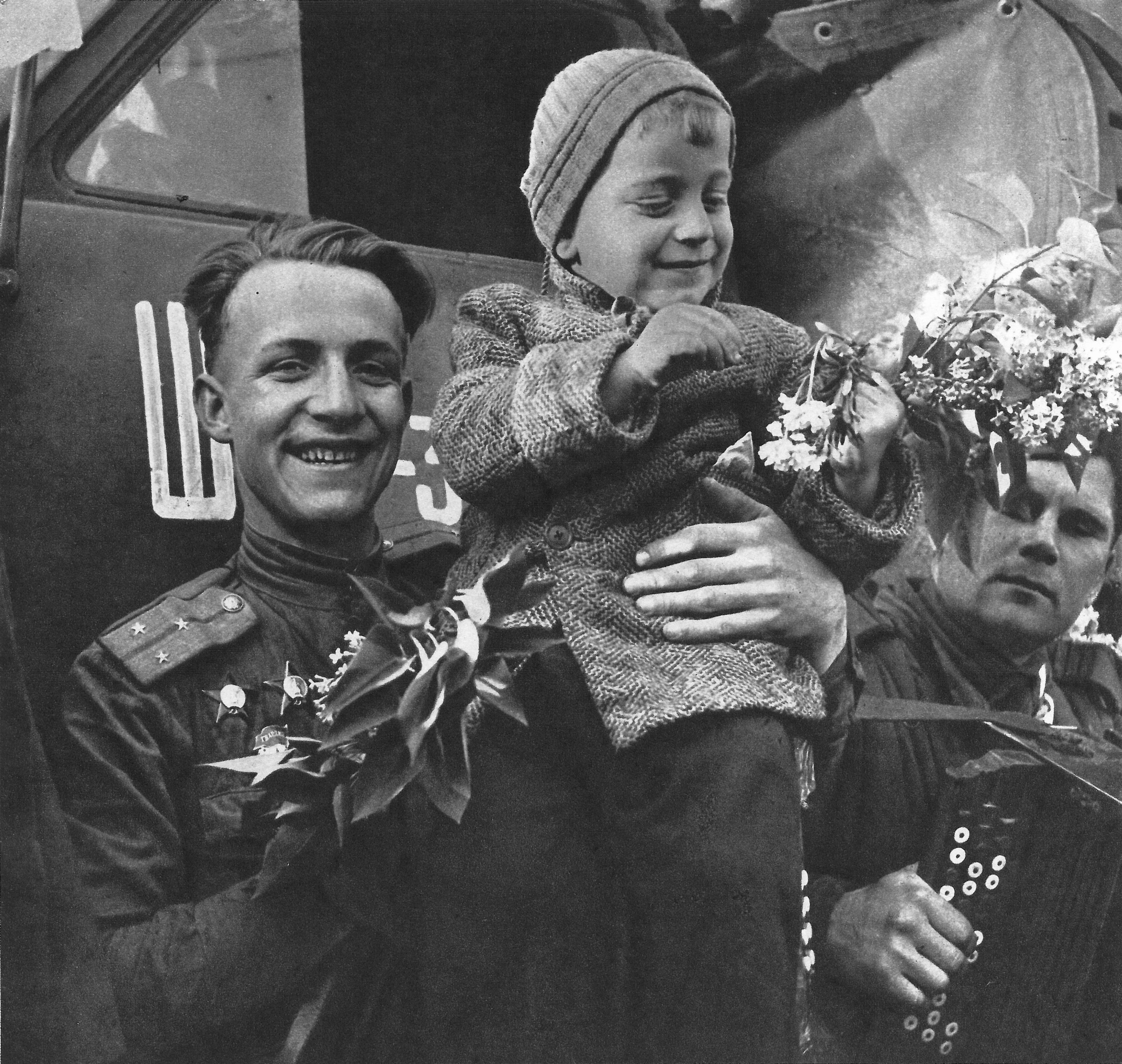 19 мая 1945. Советские солдаты 1945 победа. Кадры Победы 1945. Фотохроника Победы 1945. Встреча Победы 1945.