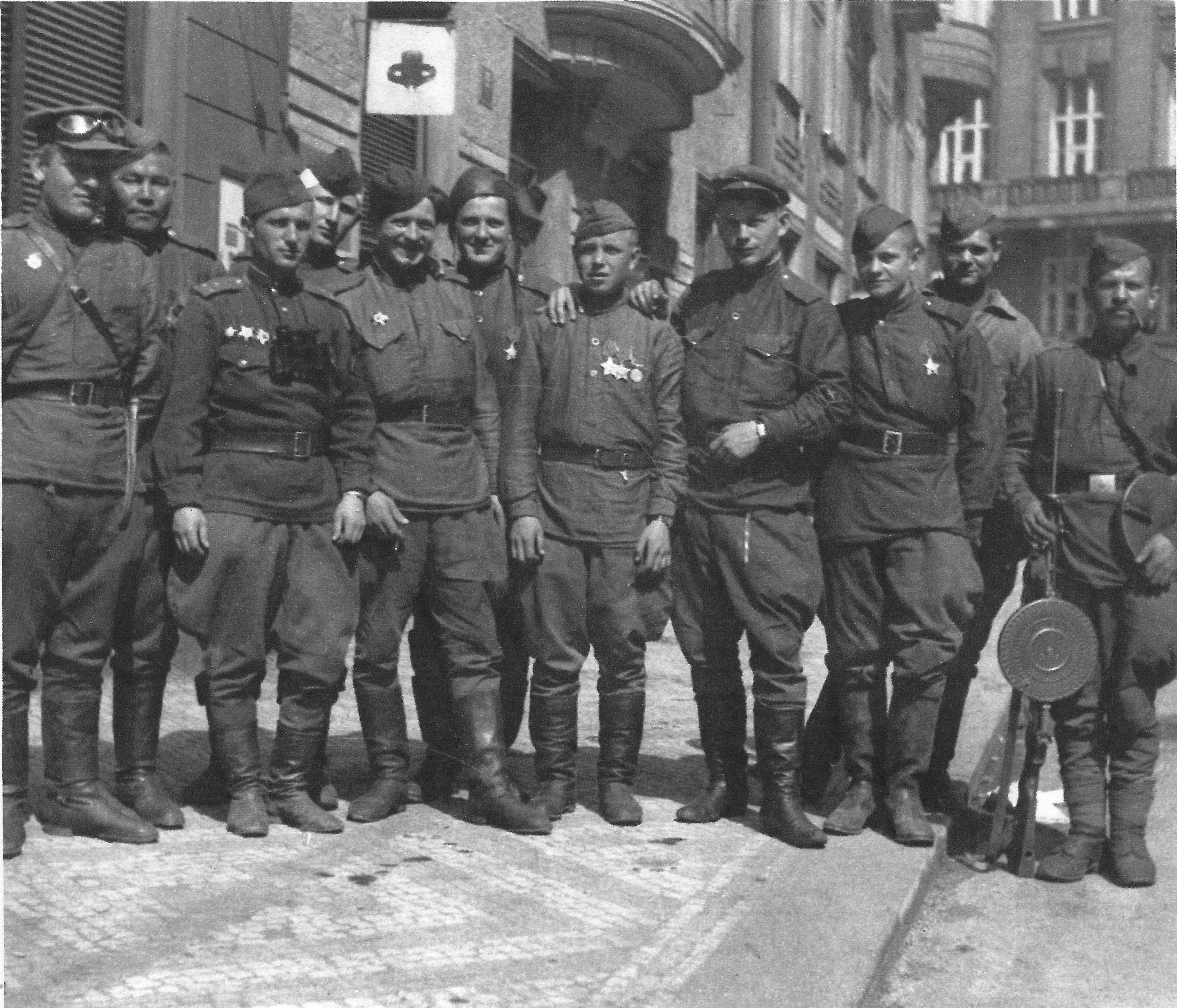 Красная армия в чехословакии. Советская армия в Праге 1945. Советские войска в Праге 1945. Советские солдаты в Праге 1945.