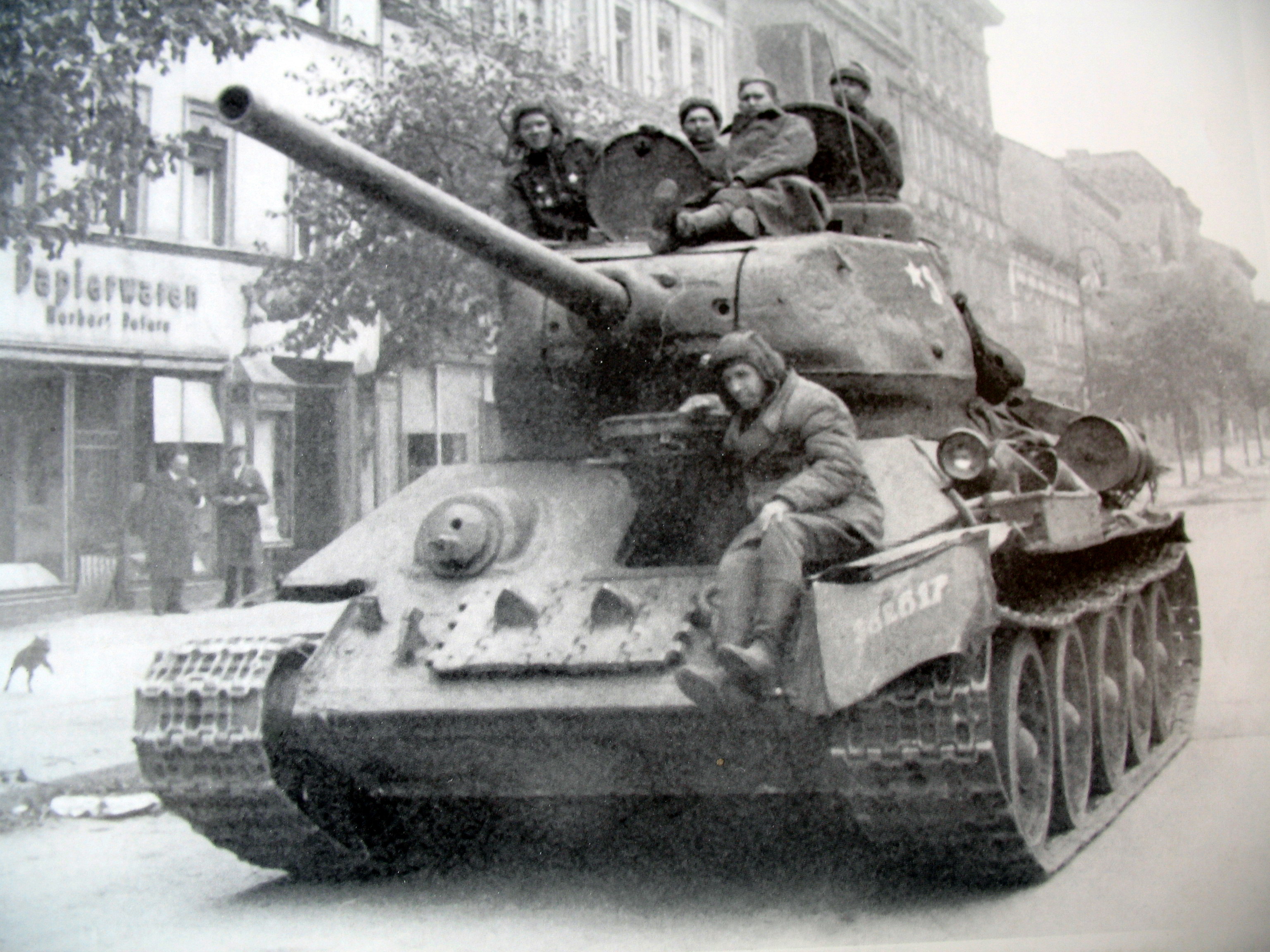 3 гвардейская танковая. Т 34 85 В Берлине. Т-34-85 1945. Т 34 85 штурм Берлина.