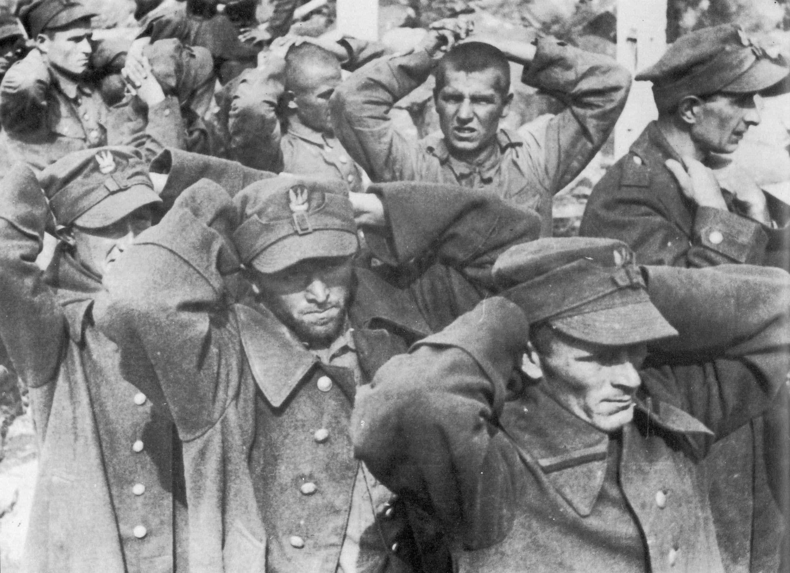 Польша начала вторую мировую. Польские военнопленные 1939. Немецкие пленные Польша 1939. Пленные польские солдаты 1939. Польский солдат 1939 года.
