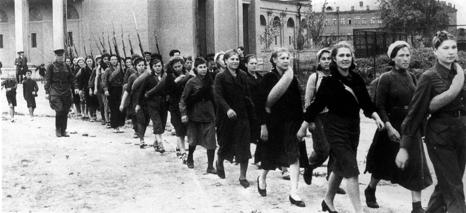 Советские девушки-бойцы Всевобуча идут по московской улице — военное фото