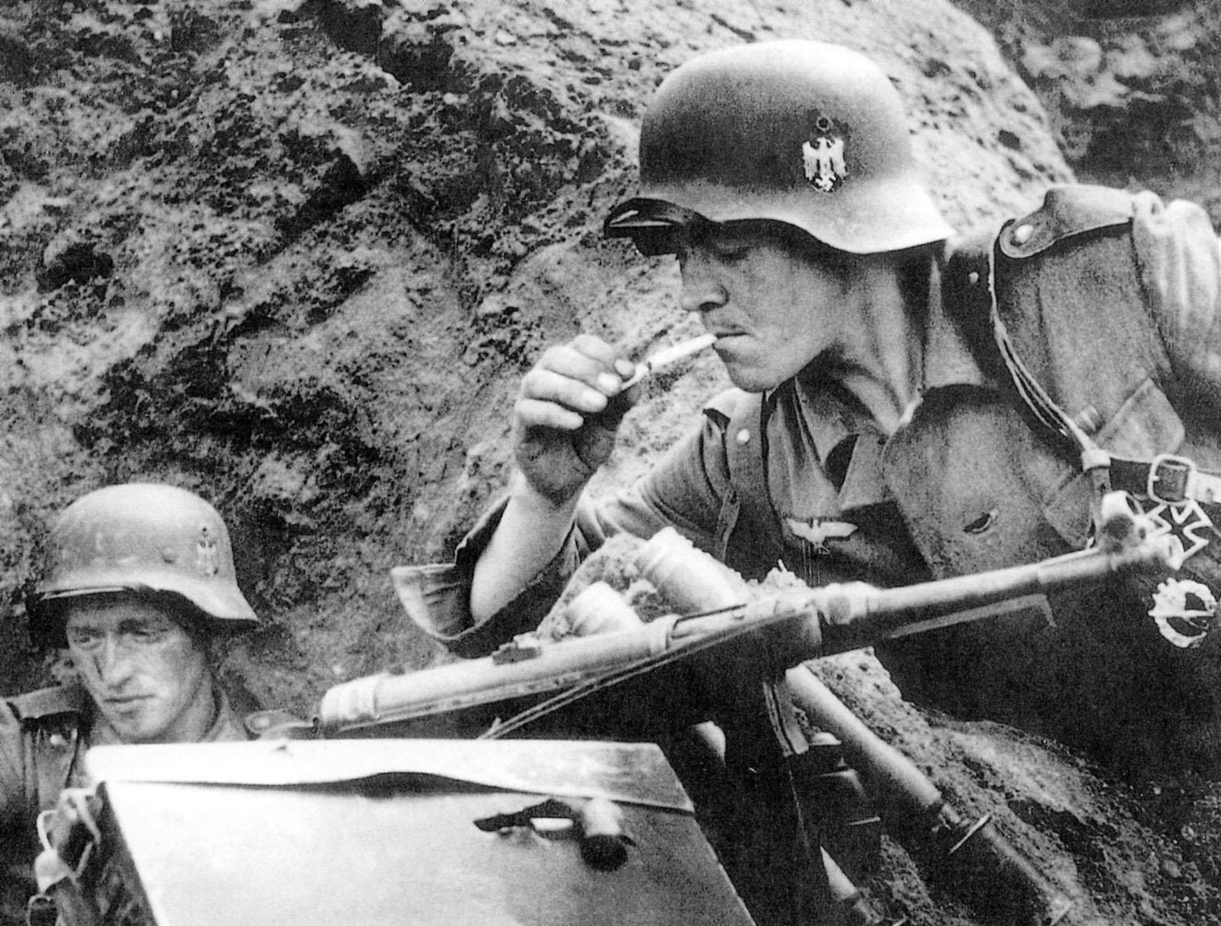 Мм в сс. Гельмут Клауссман. Немецкие солдаты в окопах 1945. Солдат СС Вермахт курит.