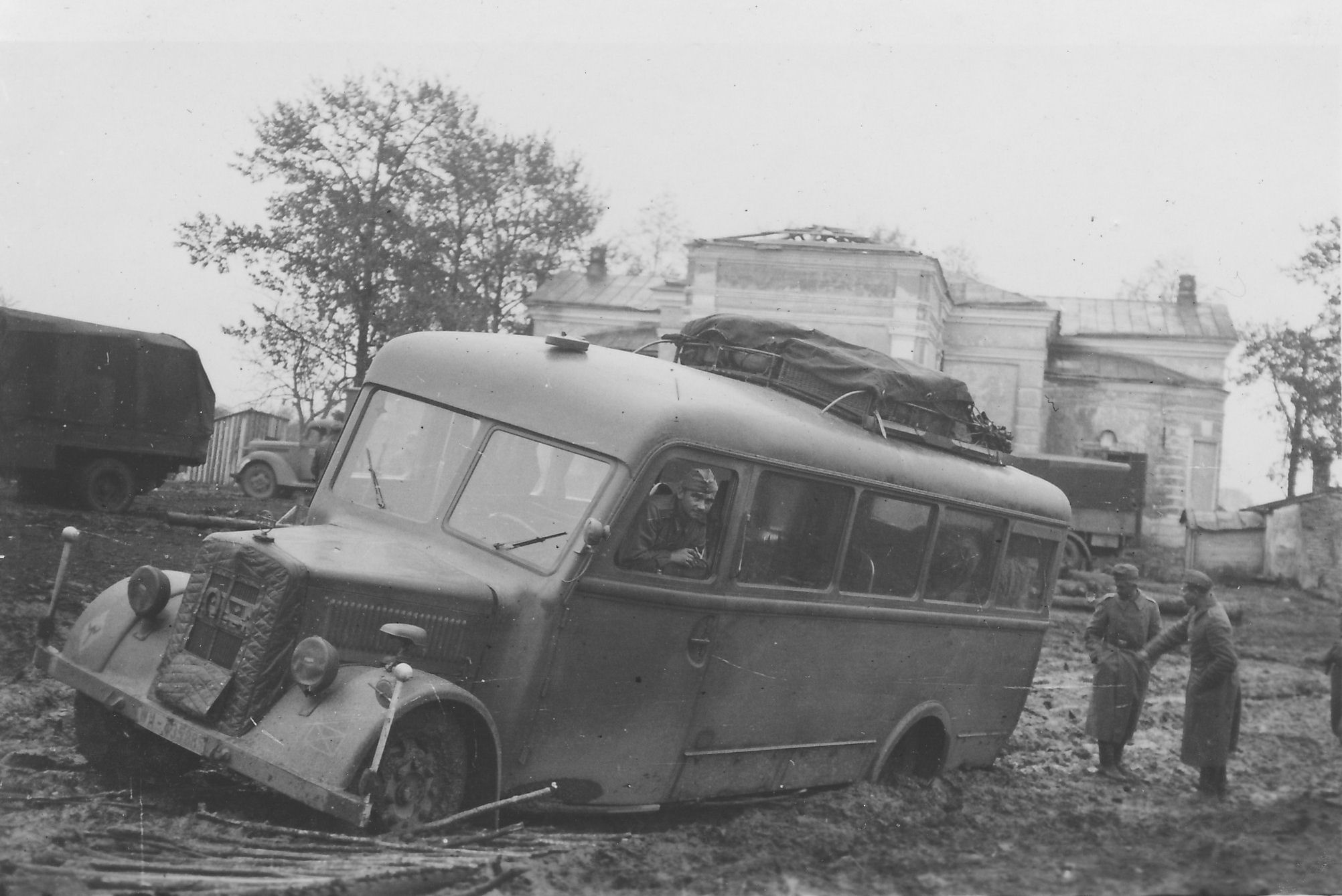 Советская армия автобусы. Opel Blitz газенваген. Opel Blitz 1945. Opel Blitz 1940 автобус. Опель блиц автобус вермахта.