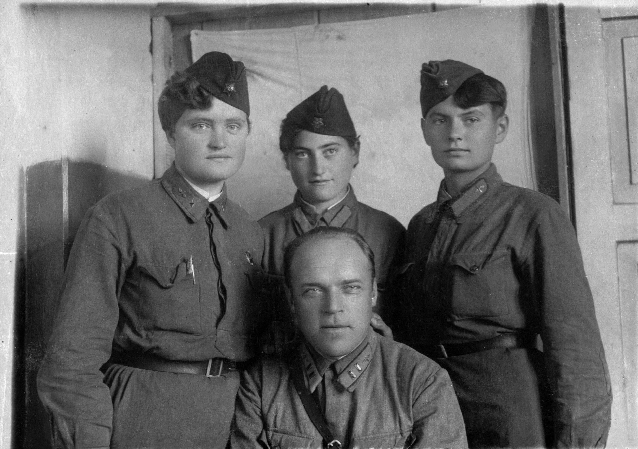 Их в живых осталось семеро молодых солдат. Старый военный. Солдаты Великой Отечественной войны. Старые военные снимки. Молодые солдаты Великой Отечественной.