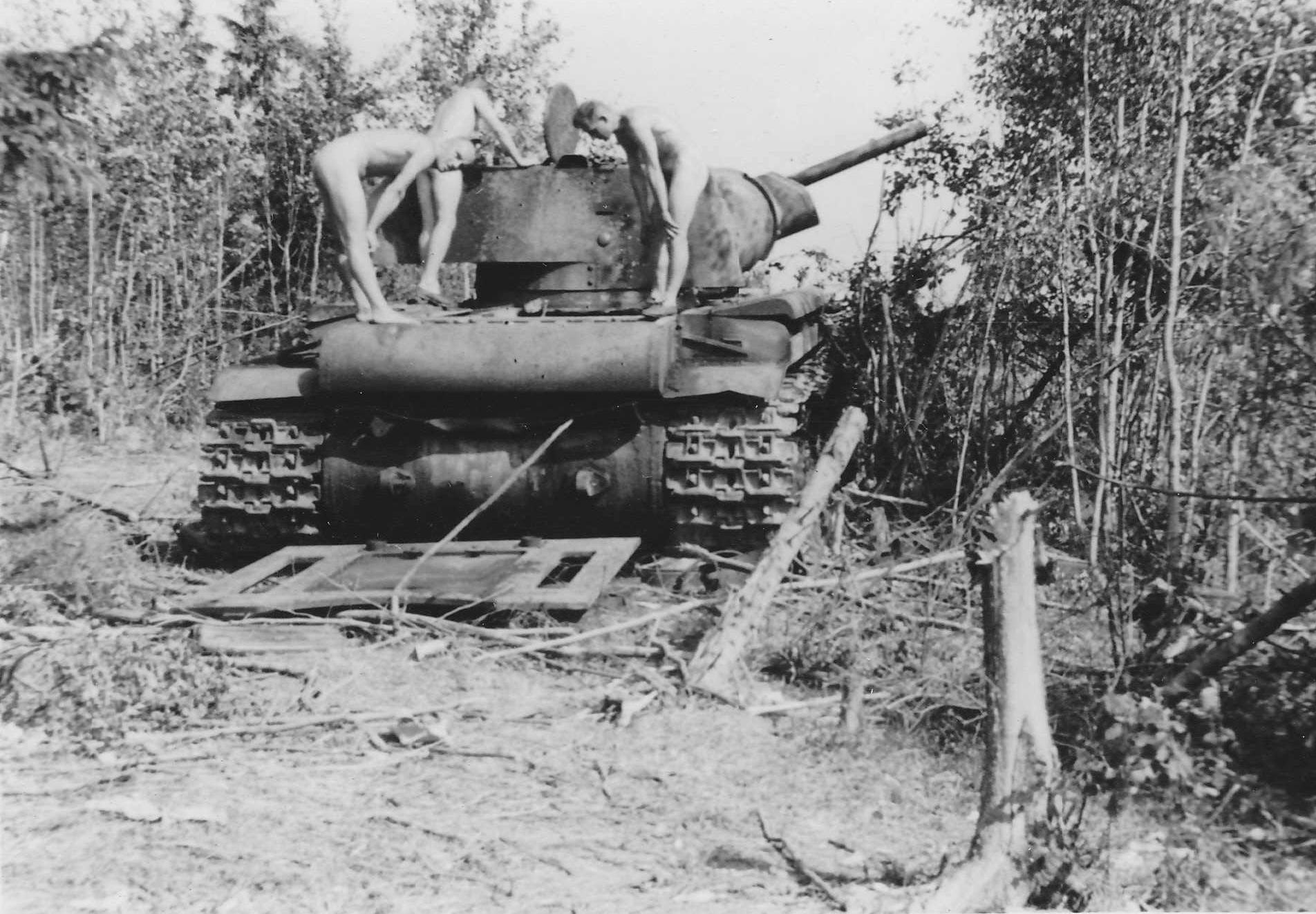 Голые немецкие солдаты на подбитом советском танке КВ-1 — военное фото