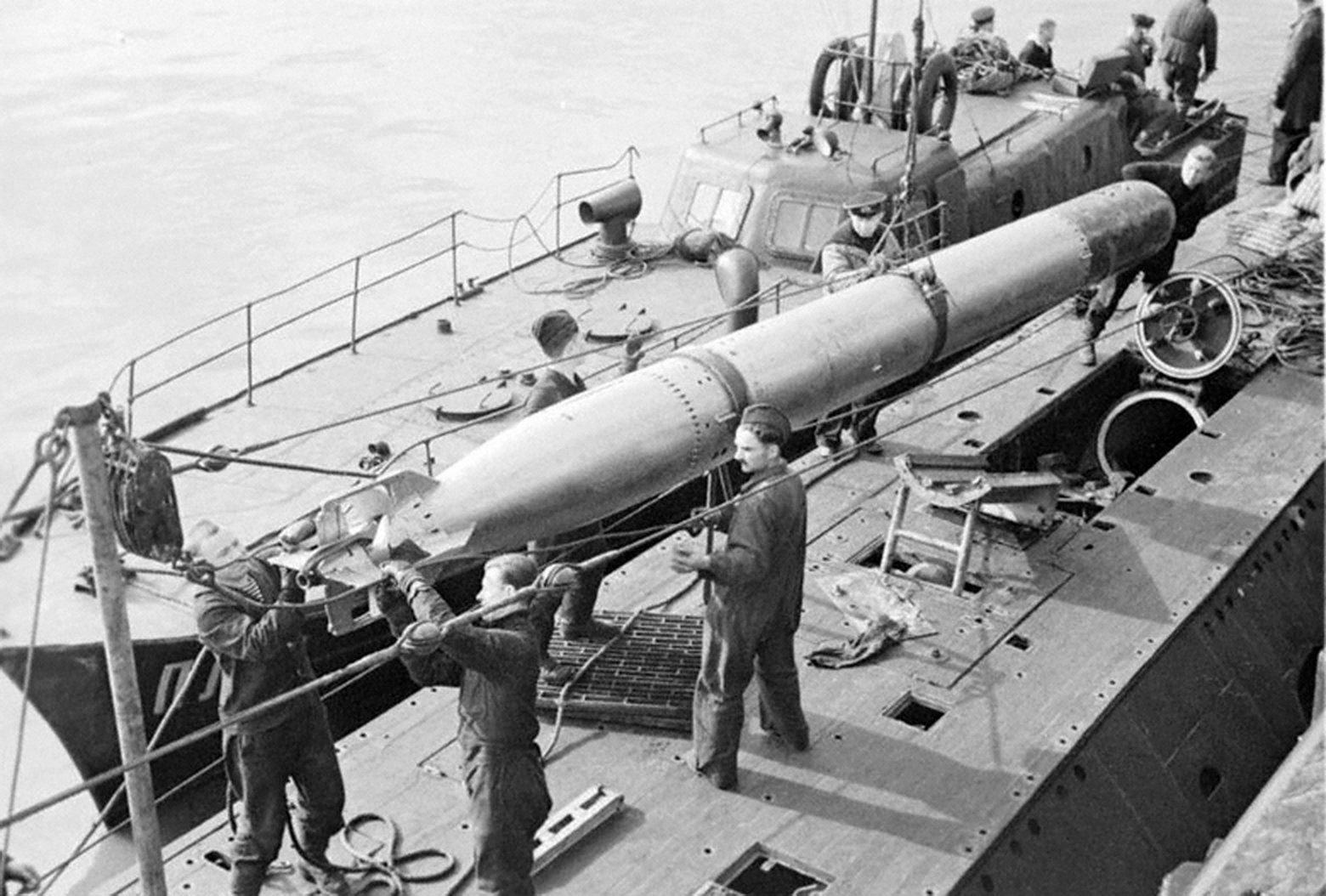 Торпеда времени. Подводная лодка ВОВ 1941-1945. Подводные лодки ВОВ 1941 1945. Подводная лодка Малютка 1941-1945. Торпедный аппарат 533 1-н трехтрубный.