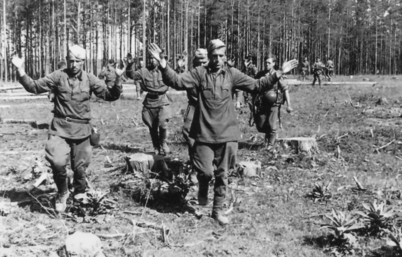 Воины котла. Русские солдаты сдаются в плен в 1941. Плен советских солдат в 1941. Пленные красноармейцы лето 1941. Русские солдаты сдаются в плен немцам в 1941 году.