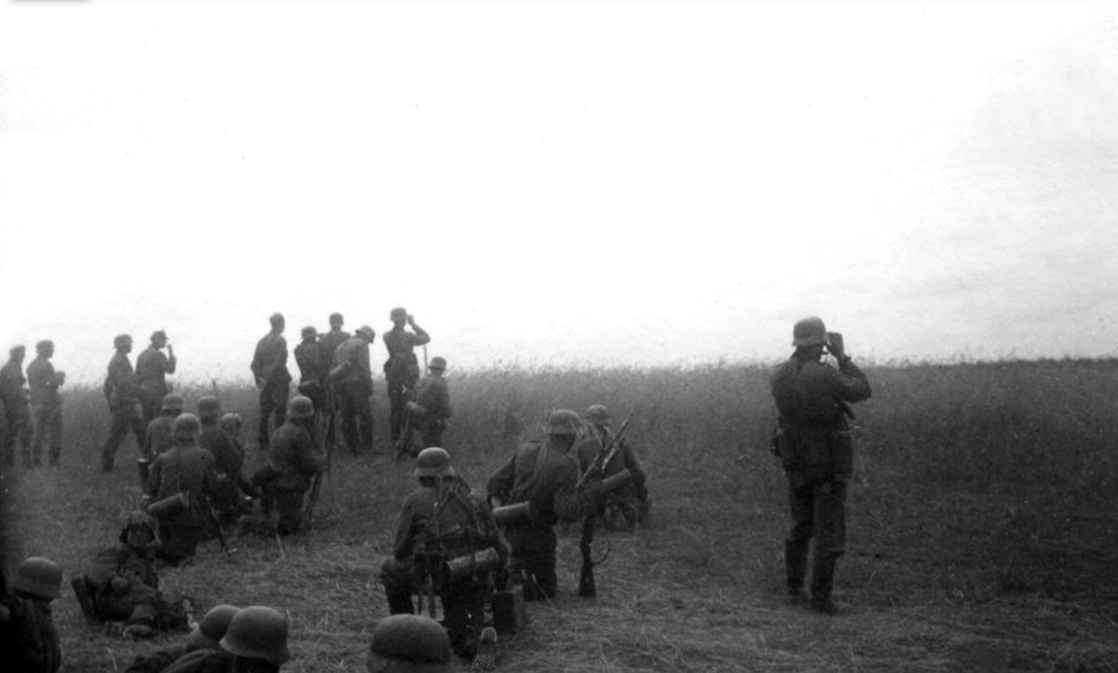 Нападение на поле. Солдаты вермахта 22 июня 1941. Поле боя вторая мировая немцы.