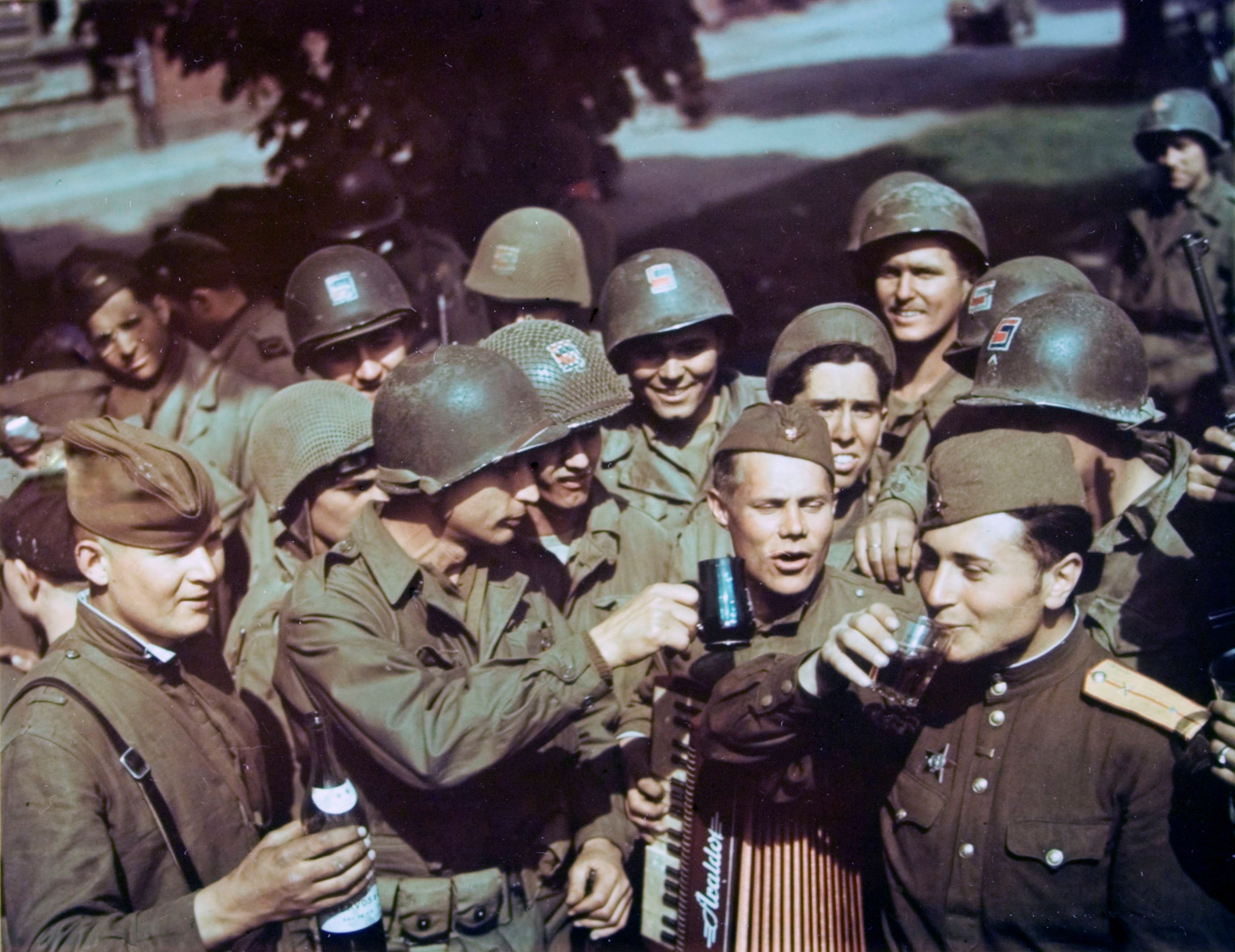 25 апреля 1945 г. Встреча на Эльбе 1945. Вторая мировая встреча на Эльбе. Советские солдаты 1945 победа.