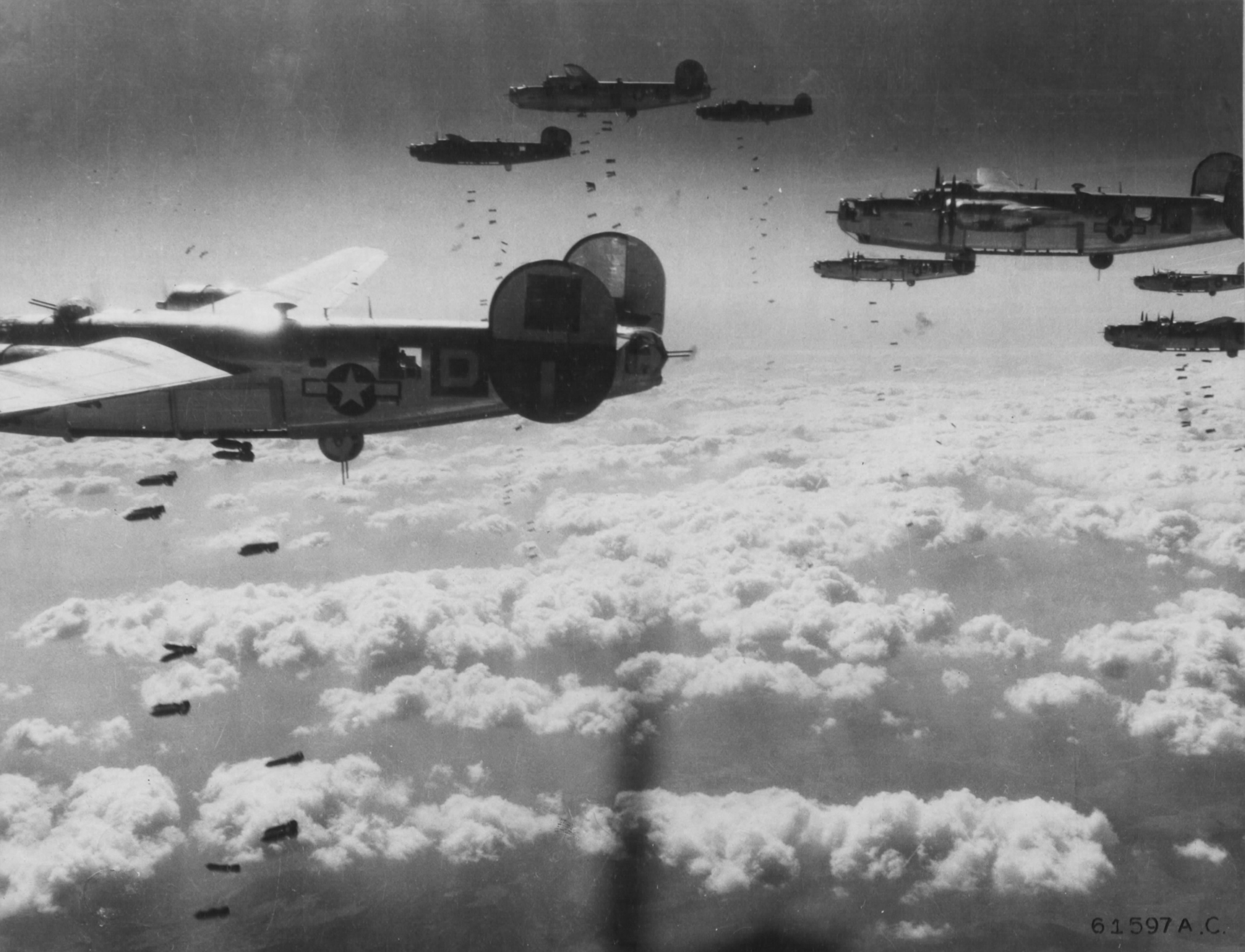 Война 1941-1945 немецкие самолеты бомбят