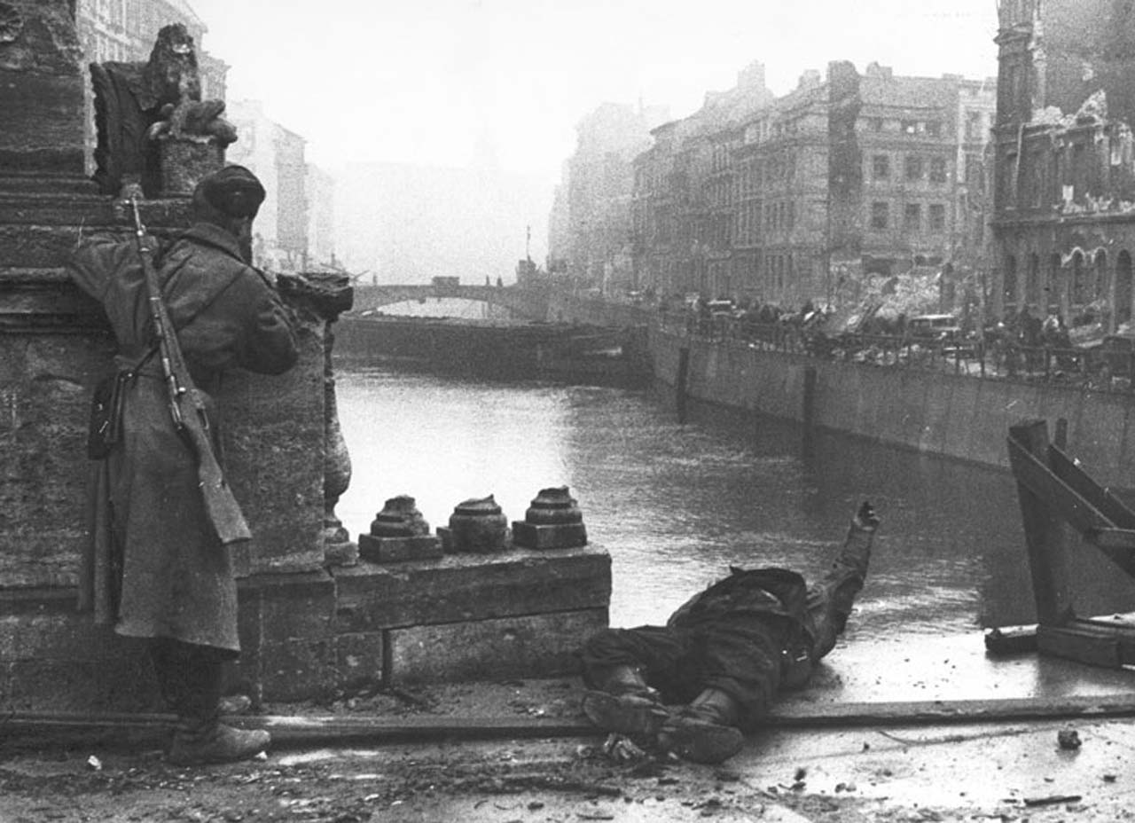 Берлин 5 мая 1945. Берлин Шпрее 1945. Река Шпрее в Берлине 1945. Мост Мольтке Берлин 1945.
