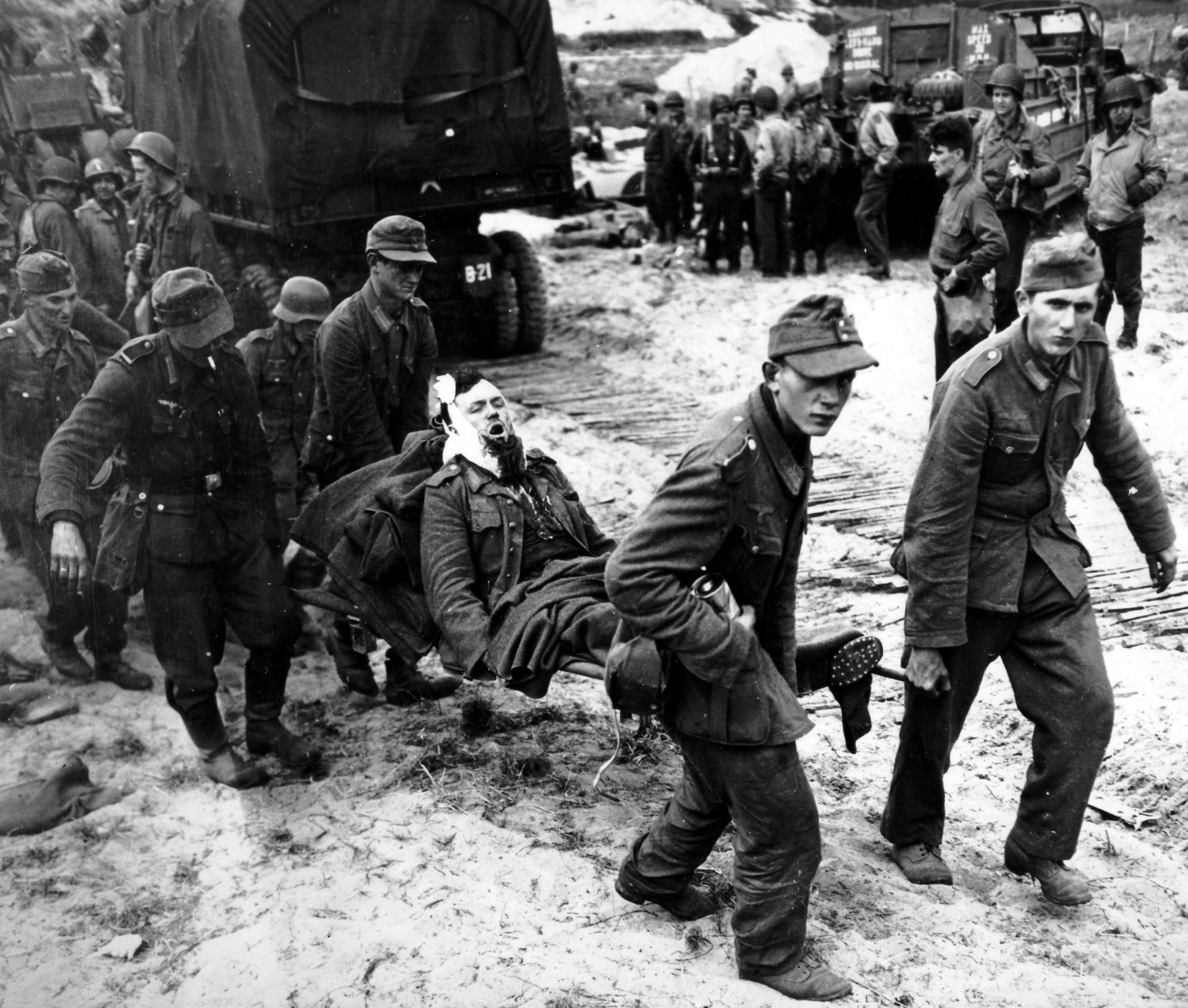 Поражение во второй мировой войне. Пленные второй мировой войны 1941-1945. Пленные немецкие солдаты в Нормандии. Немецкие военнопленные 2 мировой войны.