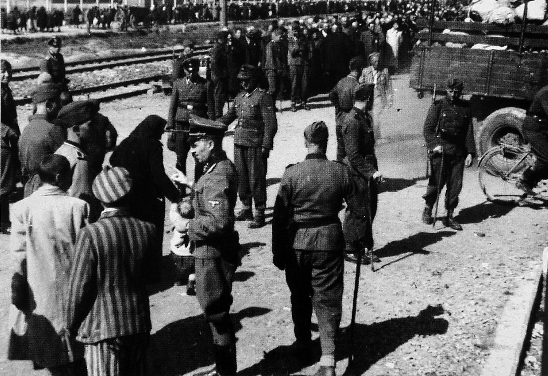 Освобождение лагеря смерти. Прибытие заключенных в концлагерь Аушвиц. Аушвиц Бухенвальд концлагерь. Фашистские концентрационные лагеря.