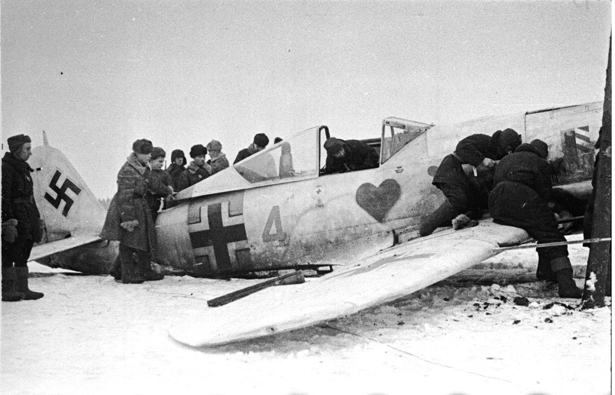 Советские военнослужащие осматривают немецкий самолет Фокке-Вульф Fw 190,  сбитый под Ленинградом — военное фото