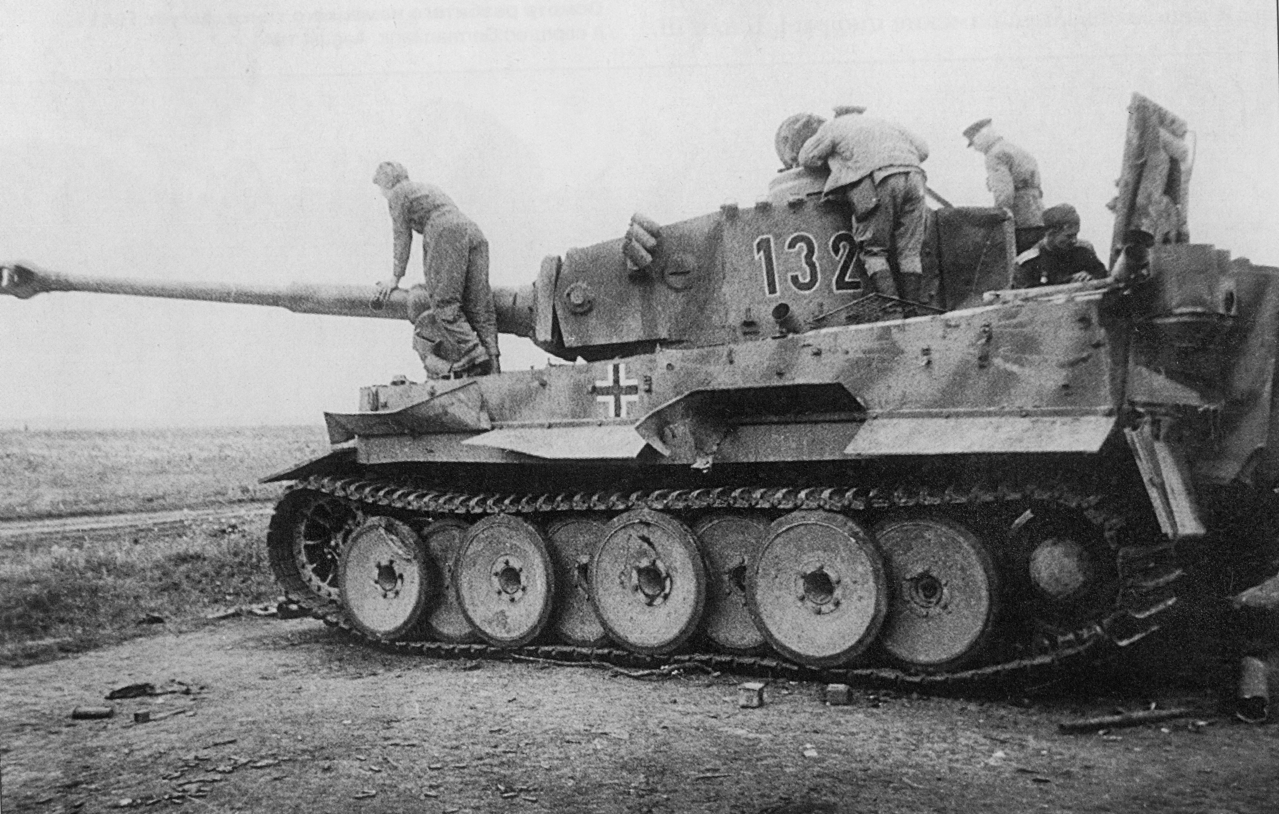 Танк тигр 1943 года. Танк тигр 1943. Тигр 503 тяжелого танкового батальона. Танк т-6 тигр. Немецкий танк тигр в 1943.