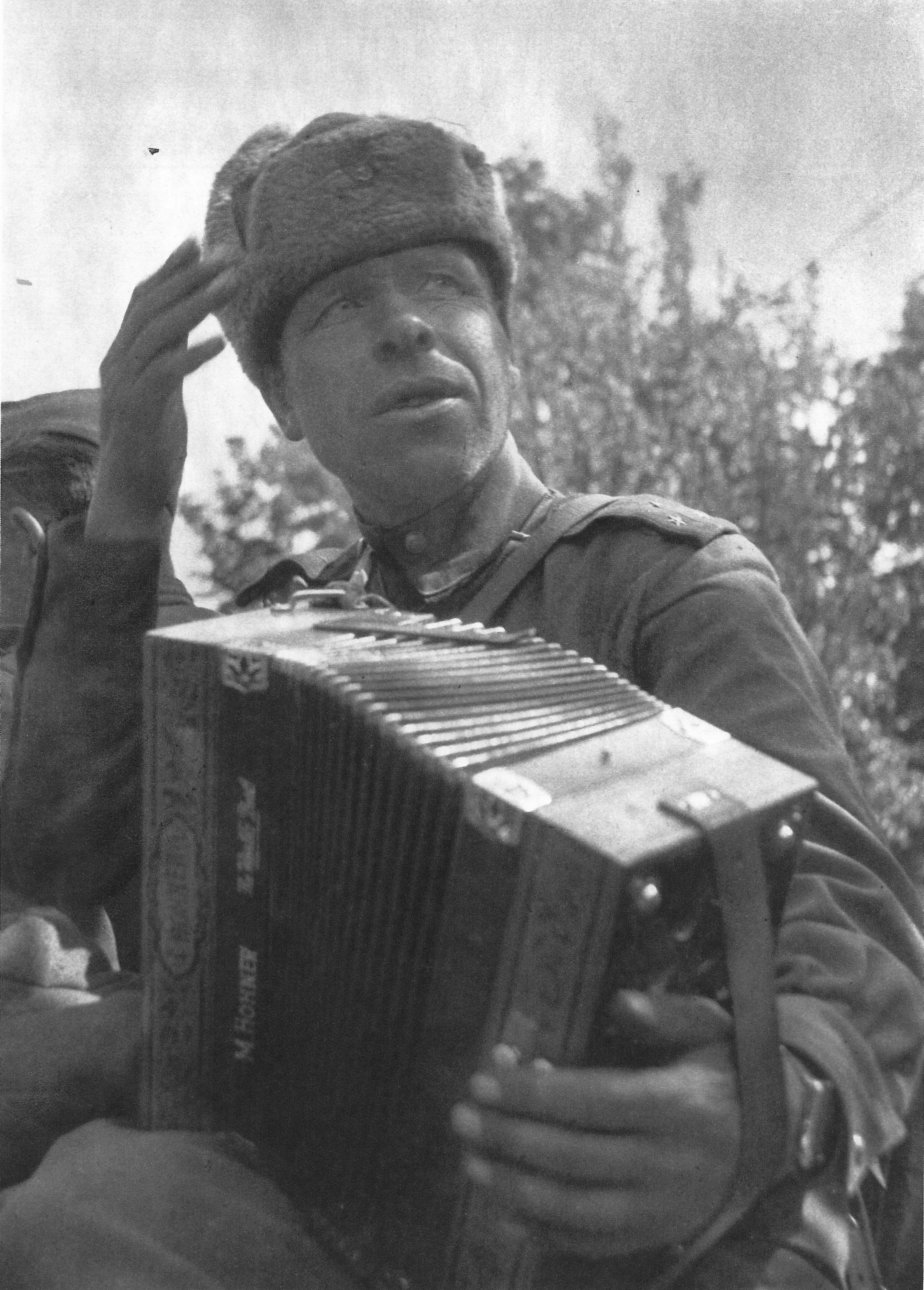 Военные песни 1945 года слушать. Солдат с гармонью 1941-1945. Солдатская гармонь ВОВ.
