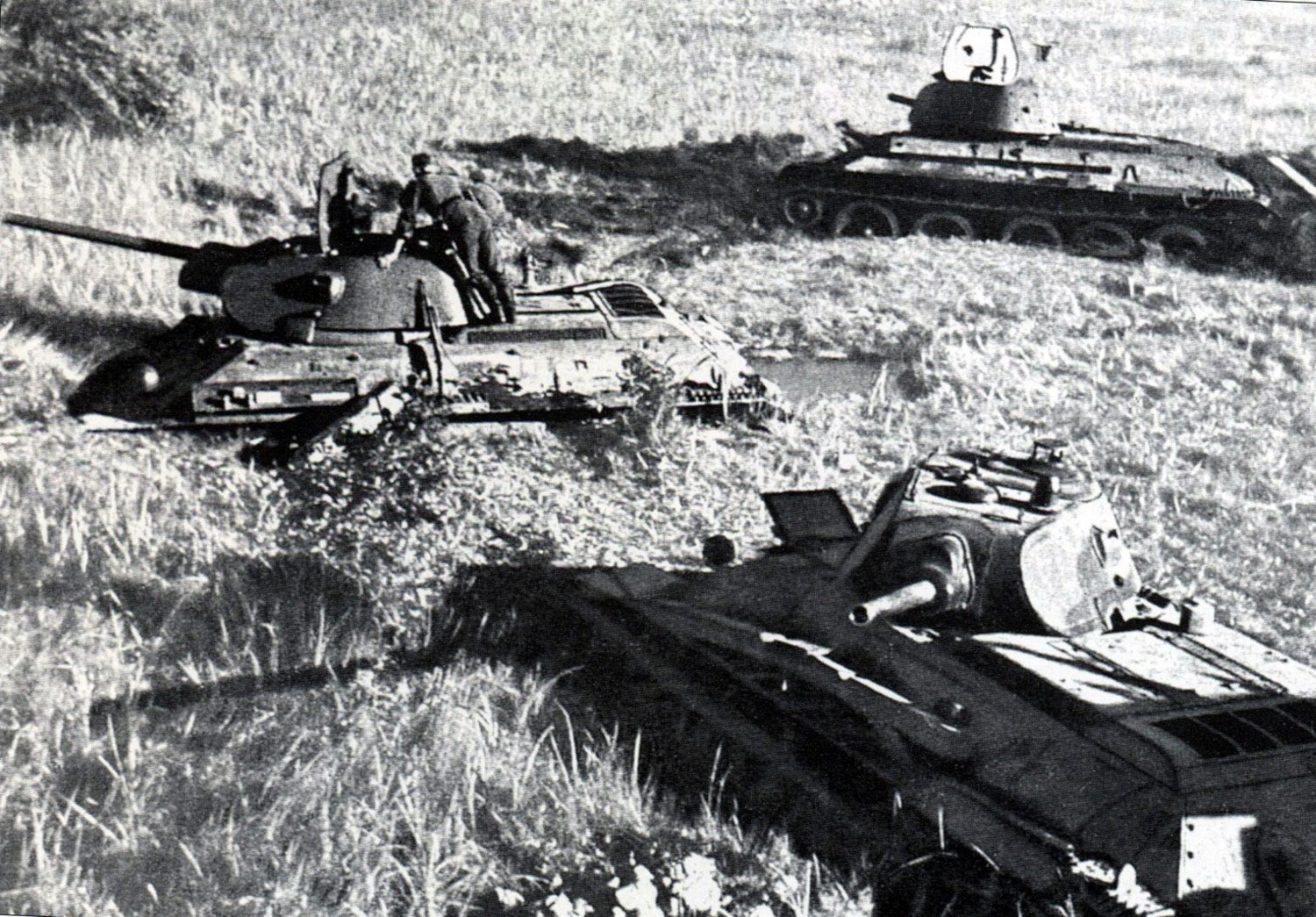 Танки нападение. Лепельское танковое сражение 1941. Танк т 34 ВОВ. Брошенные советские танки 1941.