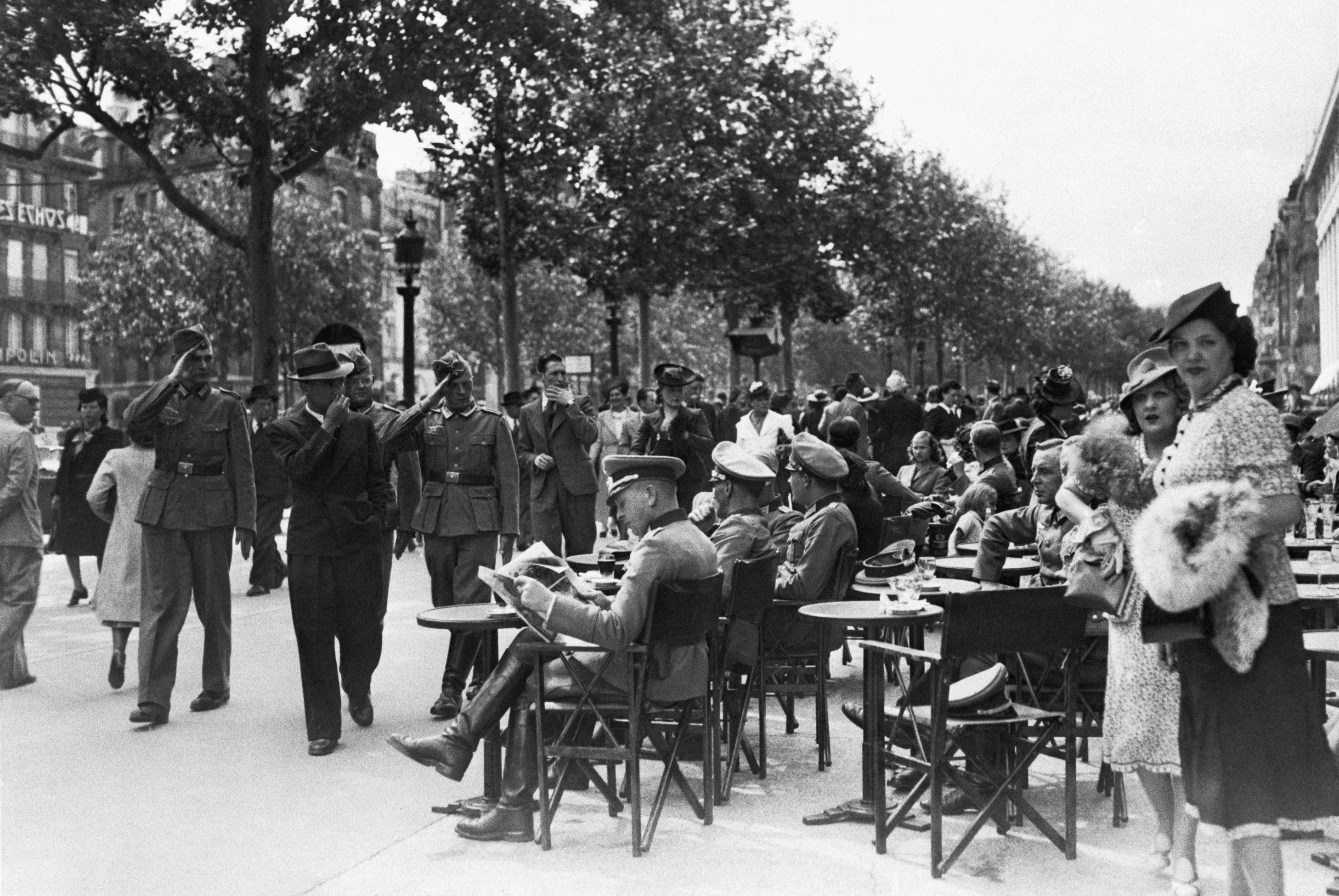 Германия французы. Немецкие солдаты в Париже 1940. Оккупация Франции 1940. Оккупированный Париж 1940.