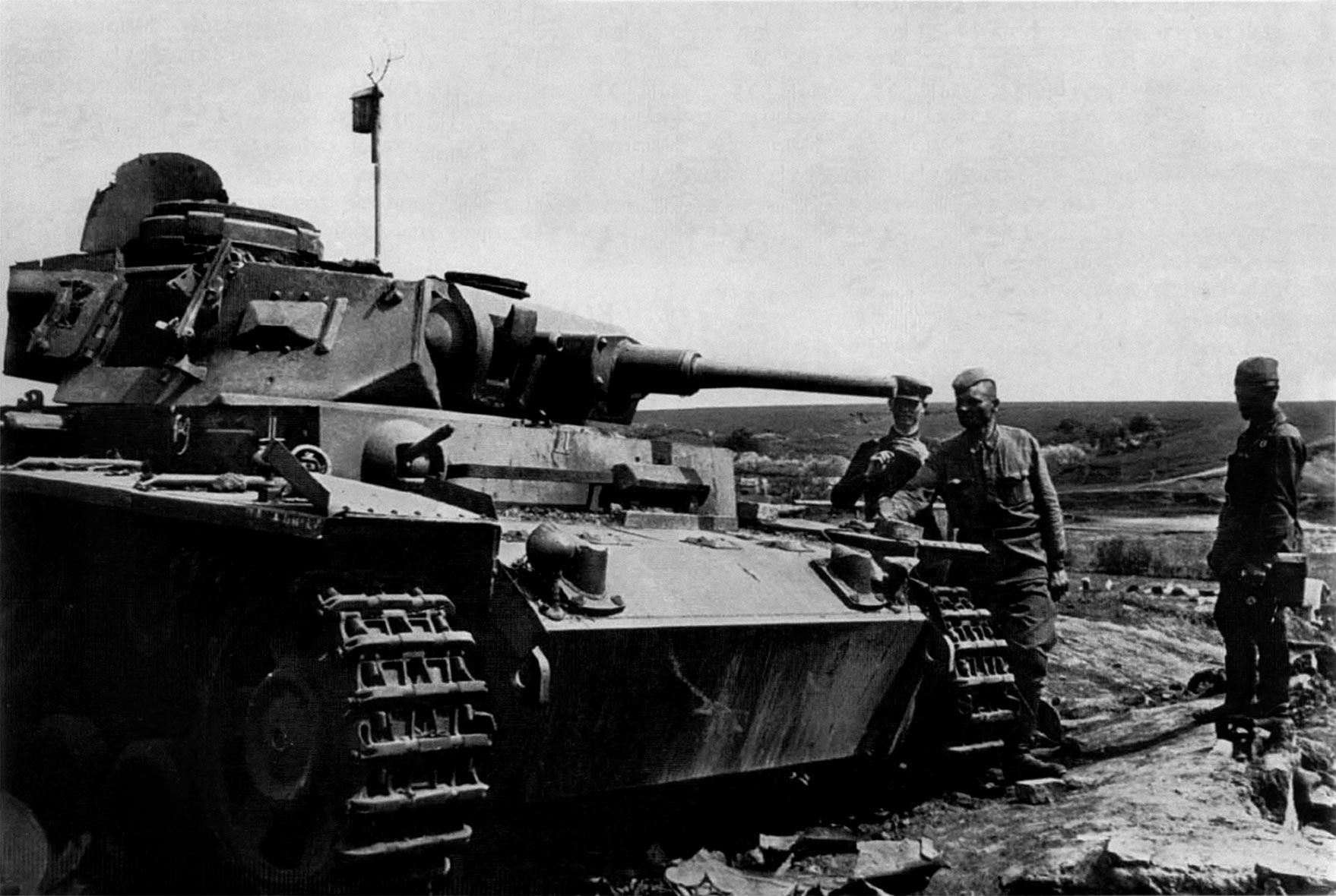 Сколько фашистских танков уничтожил артиллерист борисов. Танк тигр 1942 года. Немецкие танки 1941 -1942. Panzer 3 подбитый. Подбитый немецкий танк PZ-3.