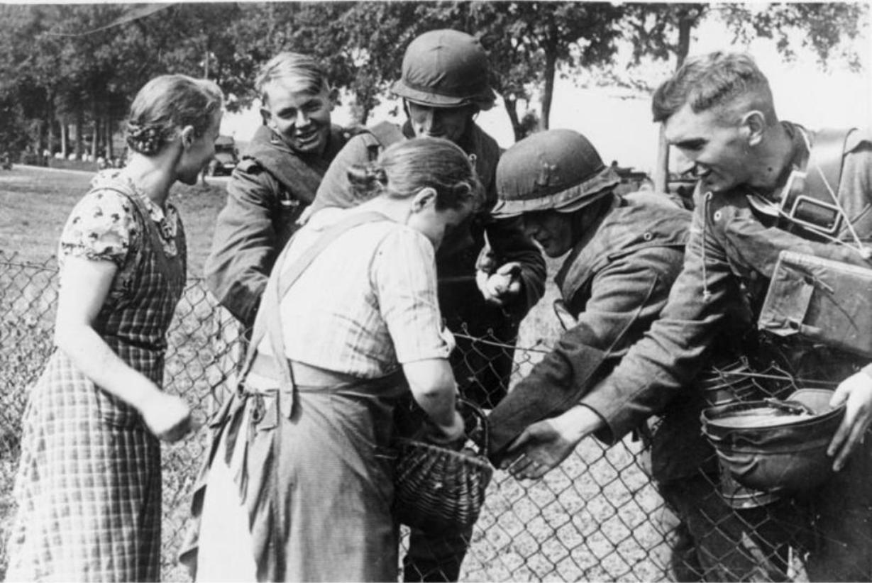 Солдаты польского гарнизона Вестерплатте в немецком плену.