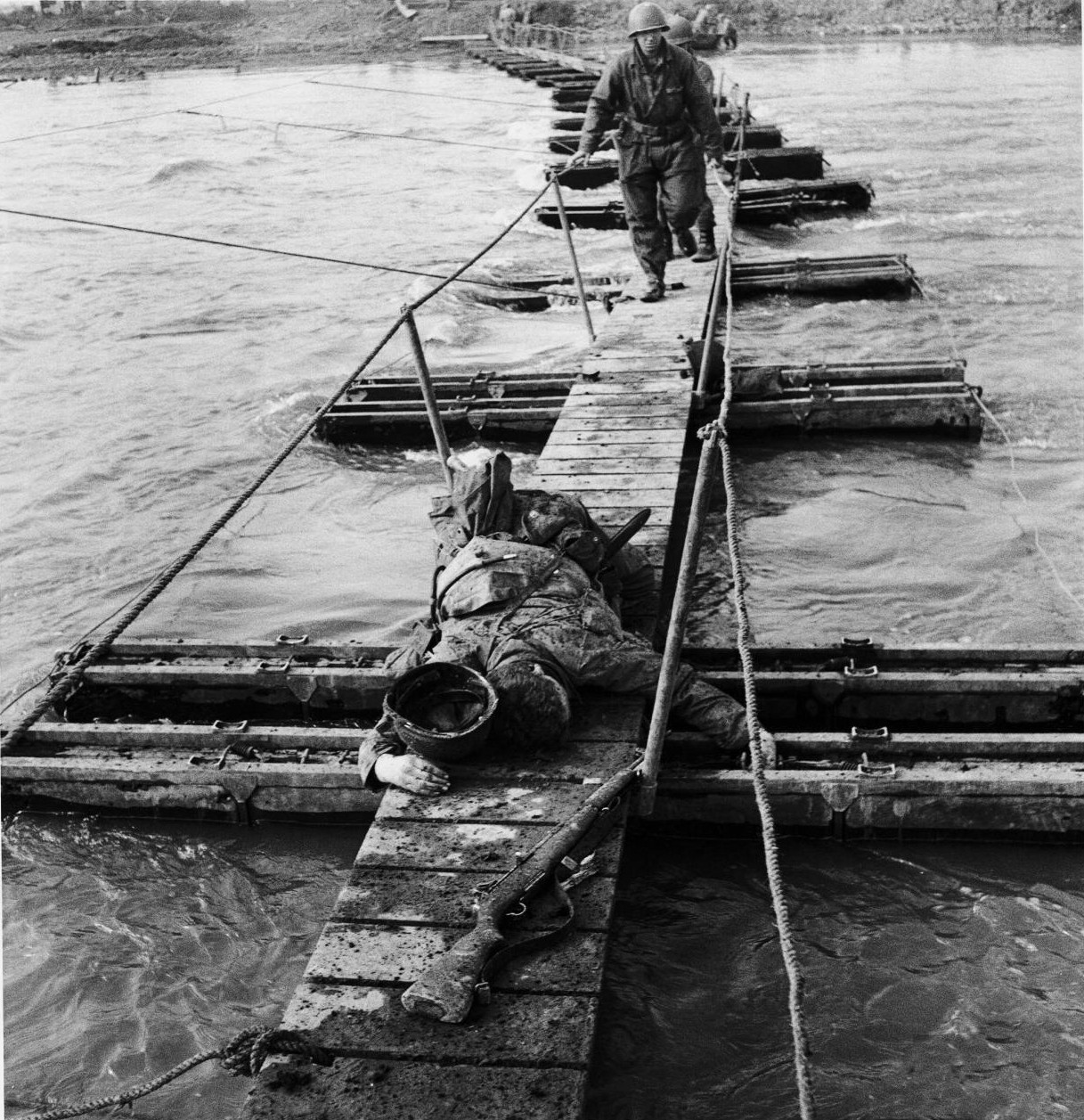 Погрузился на понтоны первый взвод. Понтонный мост через Днепр 1941. Понтонная переправа ВОВ. Понтонный мост второй мировой войны.