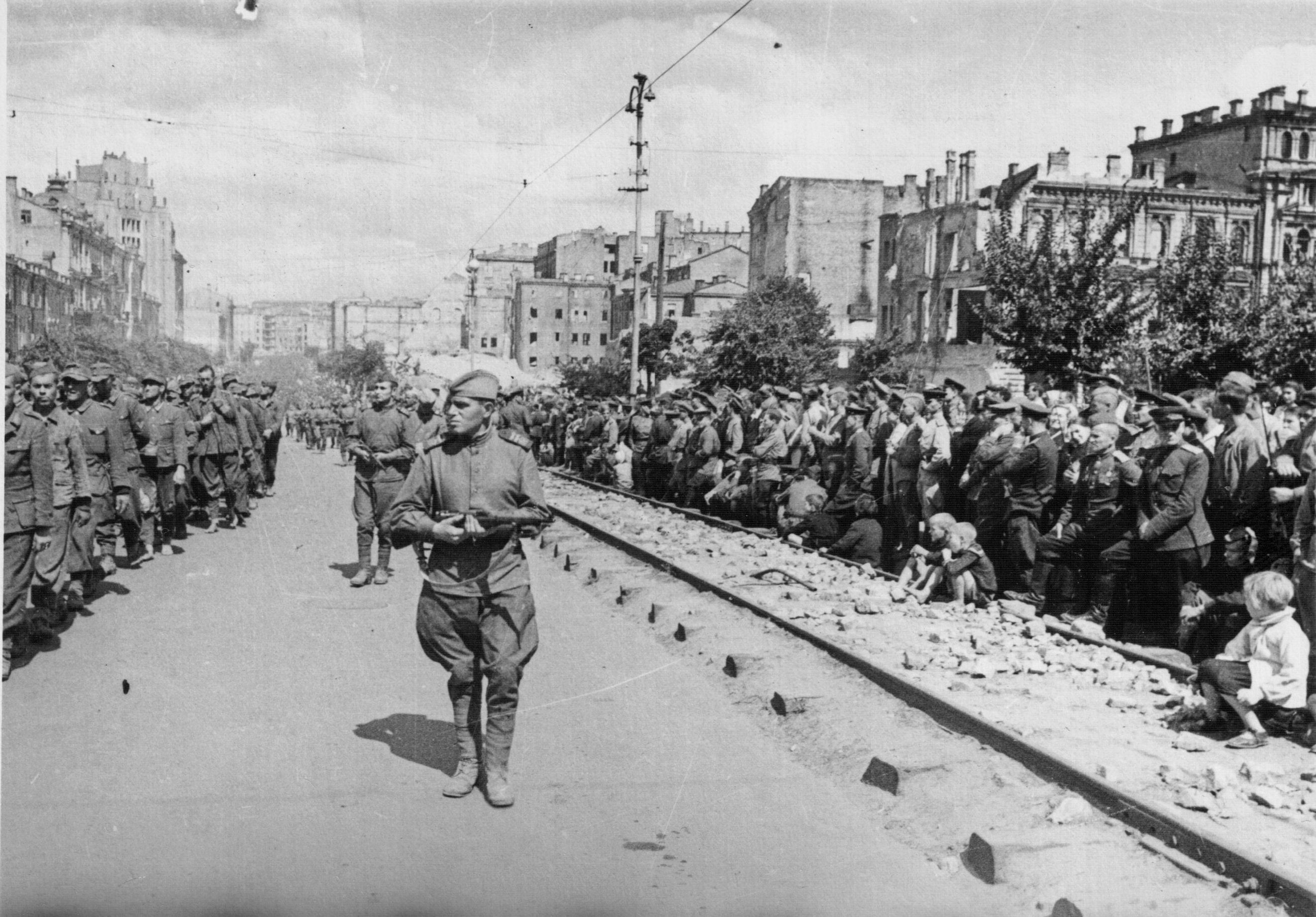 Фашистских захватчиков в 1944 году. Освобожденный Киев 1943. Освобождение столицы Украины Киева (6 ноября 1943 г.). Освобождение Киева парад 1943. Киев освобожден 6 ноября 1943.